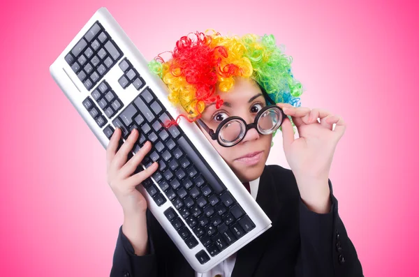 Lustiger Clown mit Tastatur auf rosa — Stockfoto