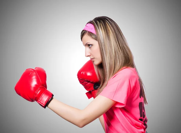 Giovane signora con guanti da boxe — Foto Stock