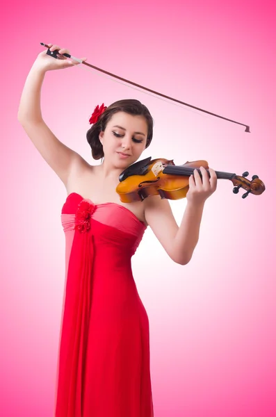 Giovane ragazza con violino su rosa — Foto Stock