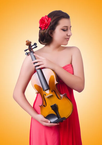 Jong meisje met viool op geel — Stockfoto