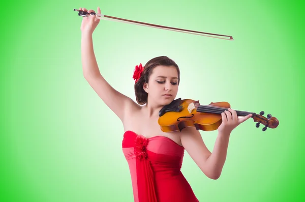 Chica joven con violín en verde — Foto de Stock