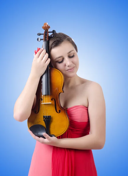 Junges Mädchen mit Geige auf blau — Stockfoto