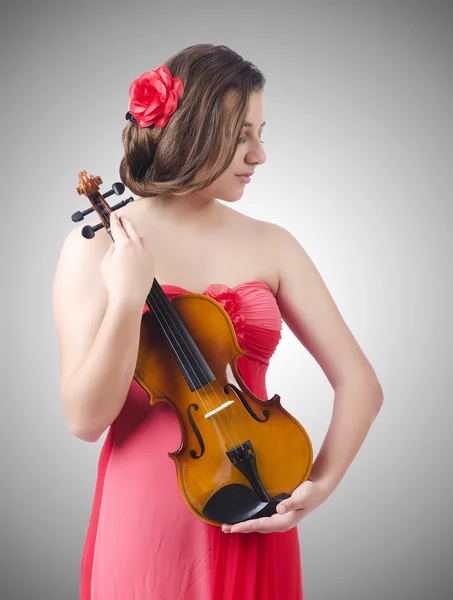 Jong meisje met viool op grijs — Stockfoto