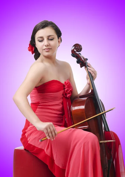 Chica joven con violín en púrpura — Foto de Stock