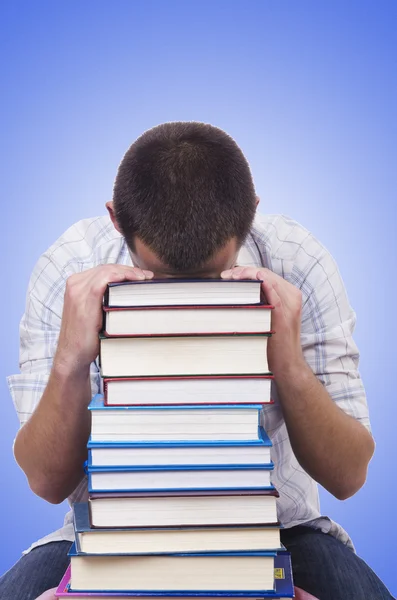 Étudiant avec beaucoup de livres sur le bleu — Photo