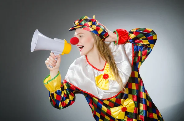 Clown met luidspreker geïsoleerd op grijs — Stockfoto