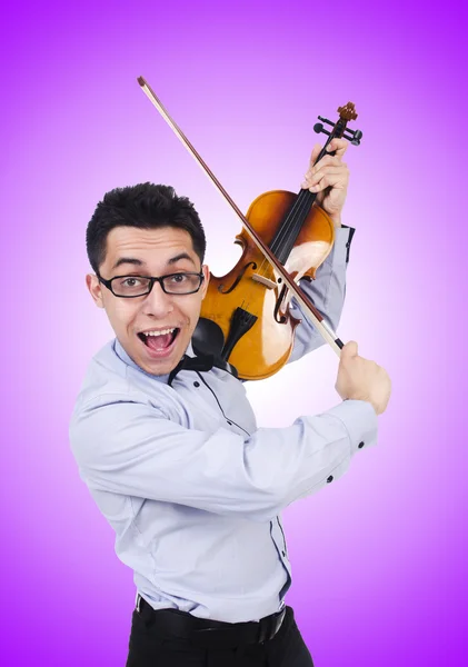 Grappige mens met viool op paars — Stockfoto