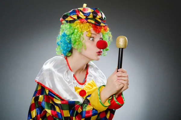 Clown med mikrofon i roligt koncept — Stockfoto