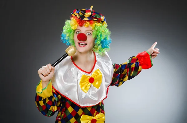 Clown mit Mikrofon im lustigen Konzept — Stockfoto