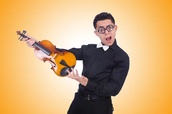 Violinista divertido en naranja — Foto de Stock