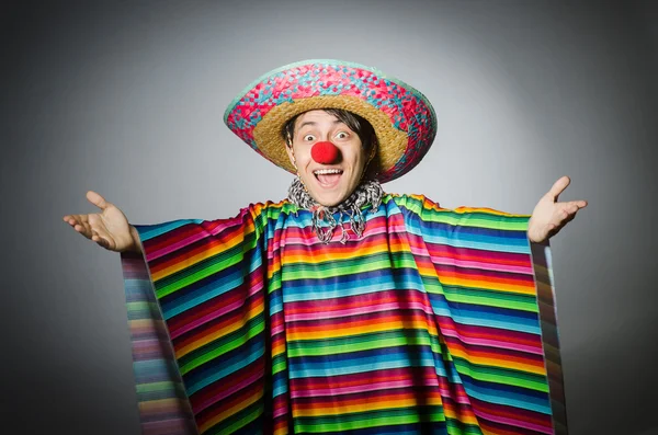 Hombre en poncho mexicano vívido contra gris —  Fotos de Stock