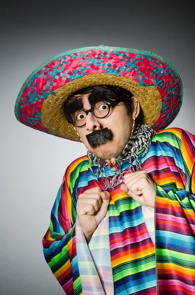 Homem em vívido poncho mexicano contra cinza — Fotografia de Stock