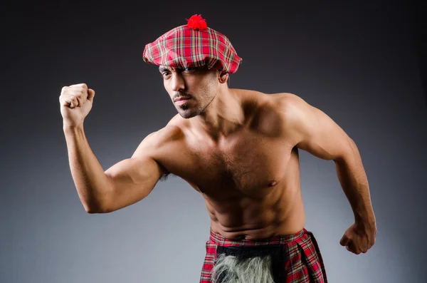 Muž na sobě tradiční skotské oblečení — Stock fotografie