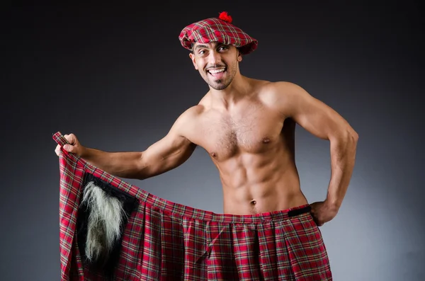 Hombre usando ropa tradicional escocesa — Foto de Stock