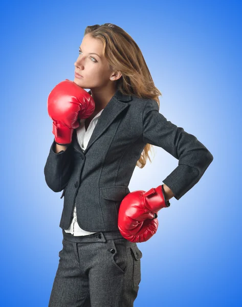 Ung affärskvinna i boxning koncept — Stockfoto