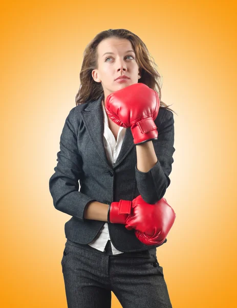 Jovem empresária no conceito de boxe — Fotografia de Stock