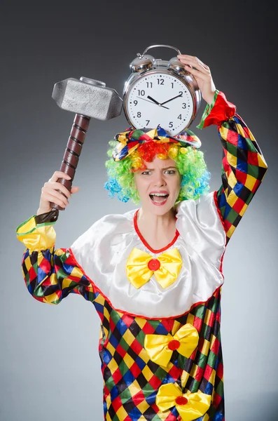 Klaun s kladivem a hodiny — Stock fotografie