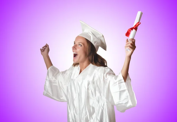 Ung student med diplom på lila — Stockfoto