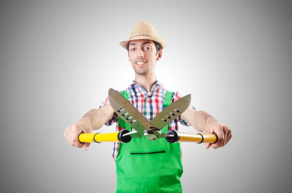 Člověk zahradník s nůžky na stříbro — Stock fotografie