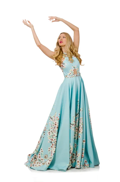 Жінка в синій довгій сукні з квітковими принтами ізольована на білому — стокове фото