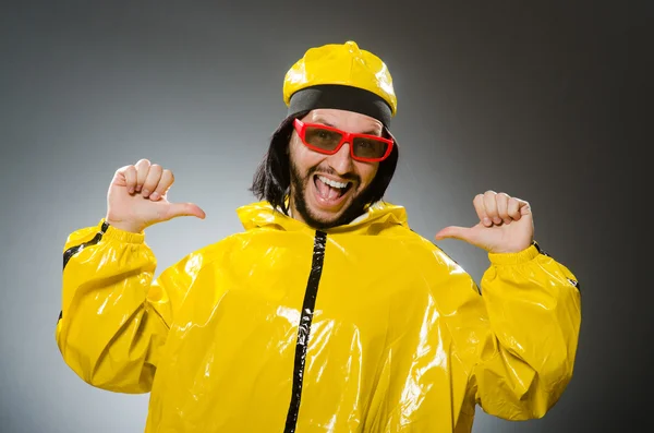 Hombre vestido de traje amarillo en concepto divertido — Foto de Stock