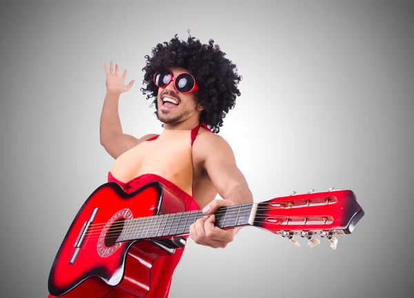 Homme habillé femme avec guitare — Photo