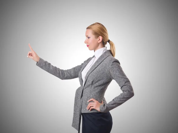Femme d'affaires appuyant sur les boutons virtuels sur gris — Photo