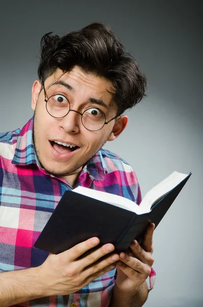 Estudante engraçado com livro — Fotografia de Stock