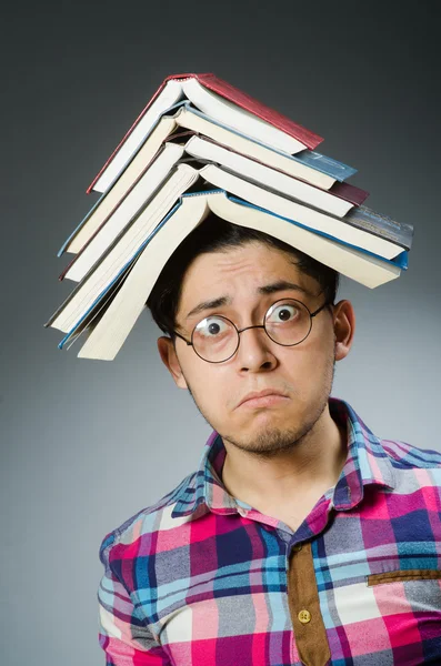 Lustiger Student mit vielen Büchern — Stockfoto