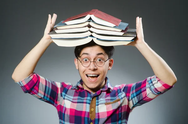 Grappige student met vele boeken — Stockfoto