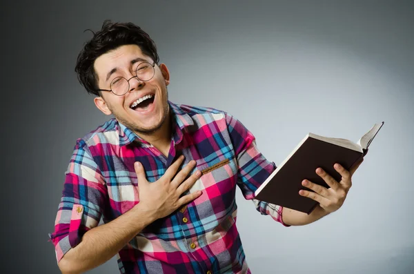 Estudante engraçado com livro — Fotografia de Stock