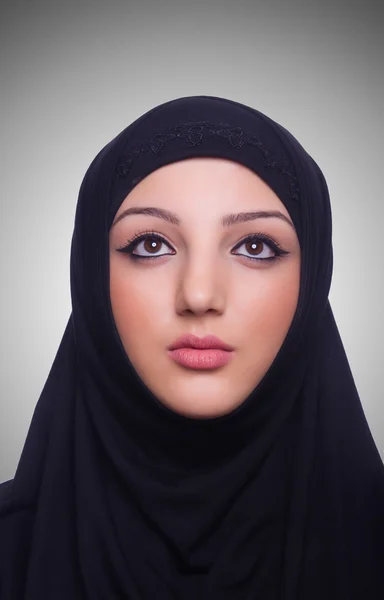 Muslim ung kvinna bär hijab — Stockfoto