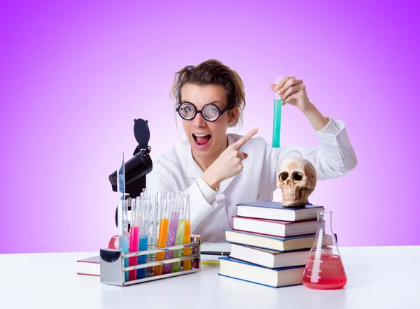 Τρελή γυναίκα χημικός στο εργαστήριο — Φωτογραφία Αρχείου