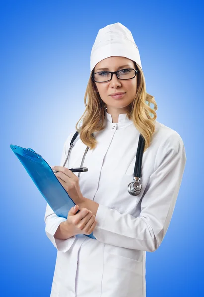 Женщина-врач изолирована на белом — стоковое фото