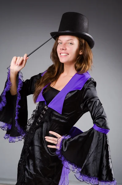 Dívka hezká kouzelník drží hůl proti šedi — Stock fotografie