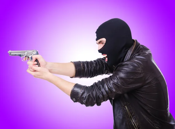 Jovem bandido com arma isolada no branco — Fotografia de Stock