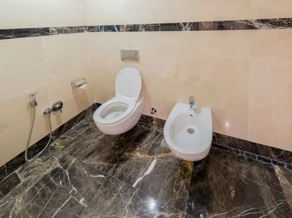 Intérieur moderne de salle de bain et toilettes — Photo