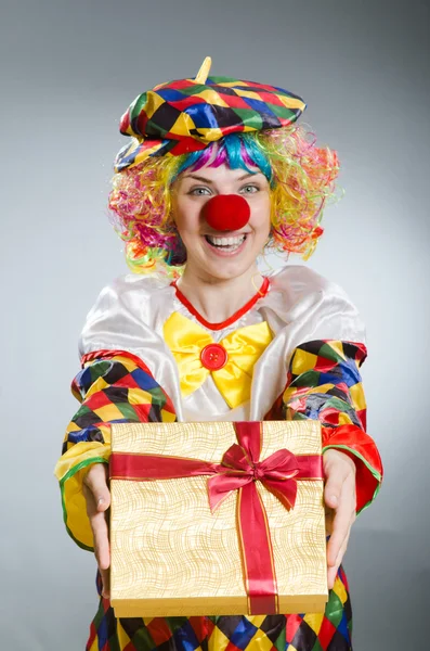 Clown con scatola regalo in concetto divertente — Foto Stock