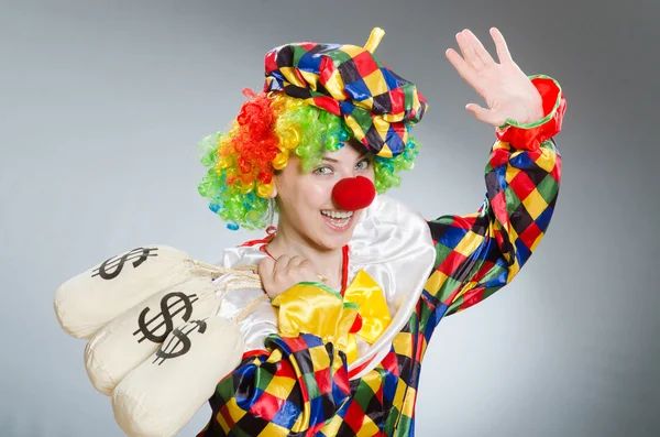 Clown avec sac d'argent dans un concept drôle — Photo