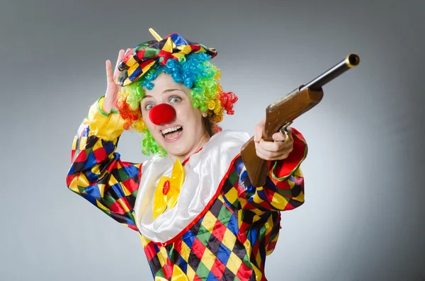 Clown met geweer geïsoleerd op wit — Stockfoto