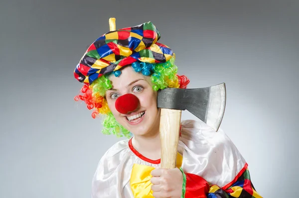 Clown avec hache dans le concept drôle — Photo