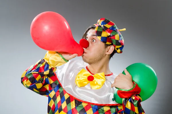 Клоун с воздушными шарами в смешной концепции — стоковое фото