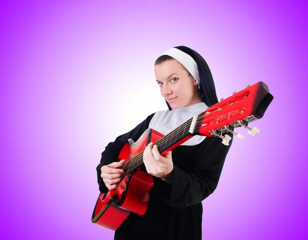 Nun playing guitar against the gradient — Stock Photo, Image