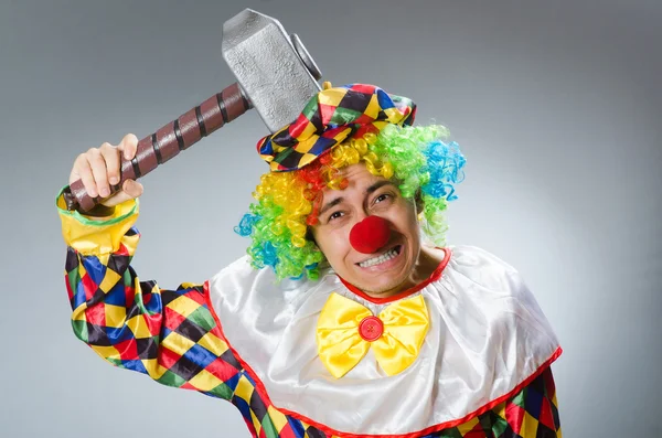 Clown met hamer in grappige concept — Stockfoto