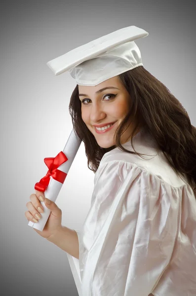 Glad student firar examen på vit — Stockfoto