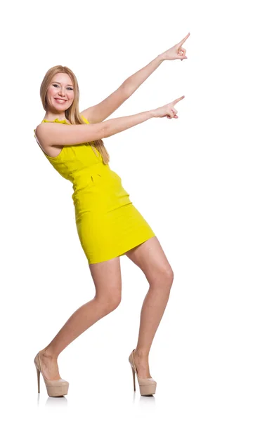 Ganska lång kvinna i kort gul klänning isolerad på vit — Stockfoto