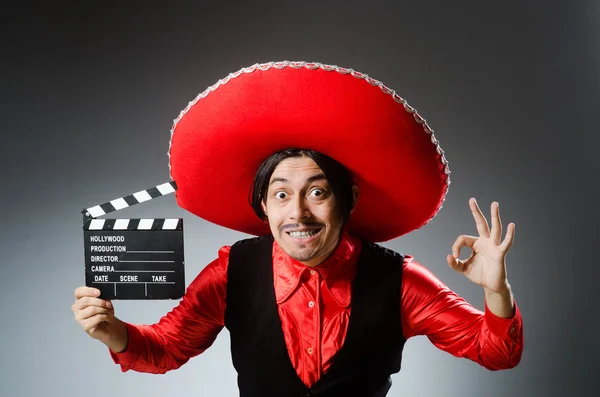 Mexicano com placa de filme em conceito engraçado — Fotografia de Stock