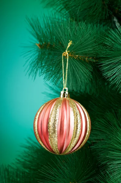 Decorazione natalizia sull'abete — Foto Stock