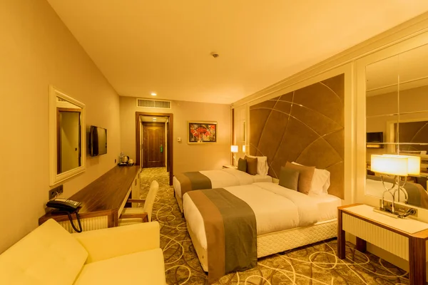 현대식 인테리어가 있는 호텔 방 — 스톡 사진