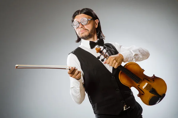 Uomo che suona il violino nel concetto musicale — Foto Stock